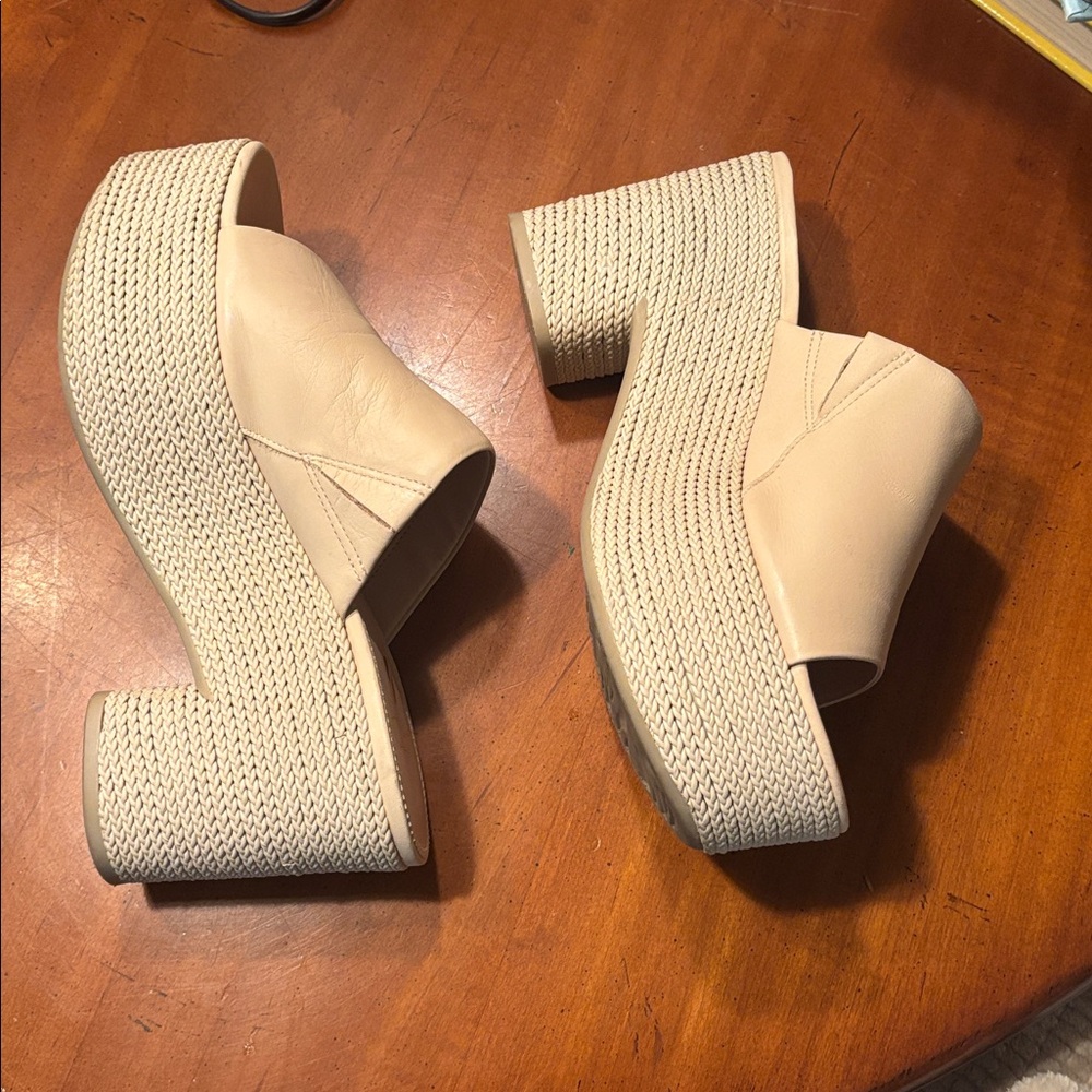 🏅 LIKE NEW!!! WORN ONCE!!
SARTO By Franco Sarto Beige Platform Sandals SIZE 7.5M